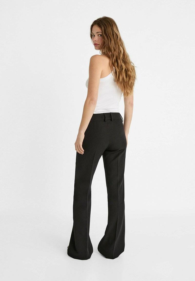 Stradivarius Stradivarius TAILORED FLARED - Trousers - black Sonderangebot
