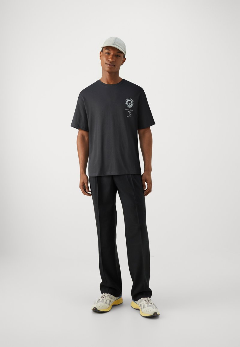 Jack & Jones Jack & Jones JORSOLEIL TEE CREW NECK UNISEX - Print T-shirt - black Black Friday