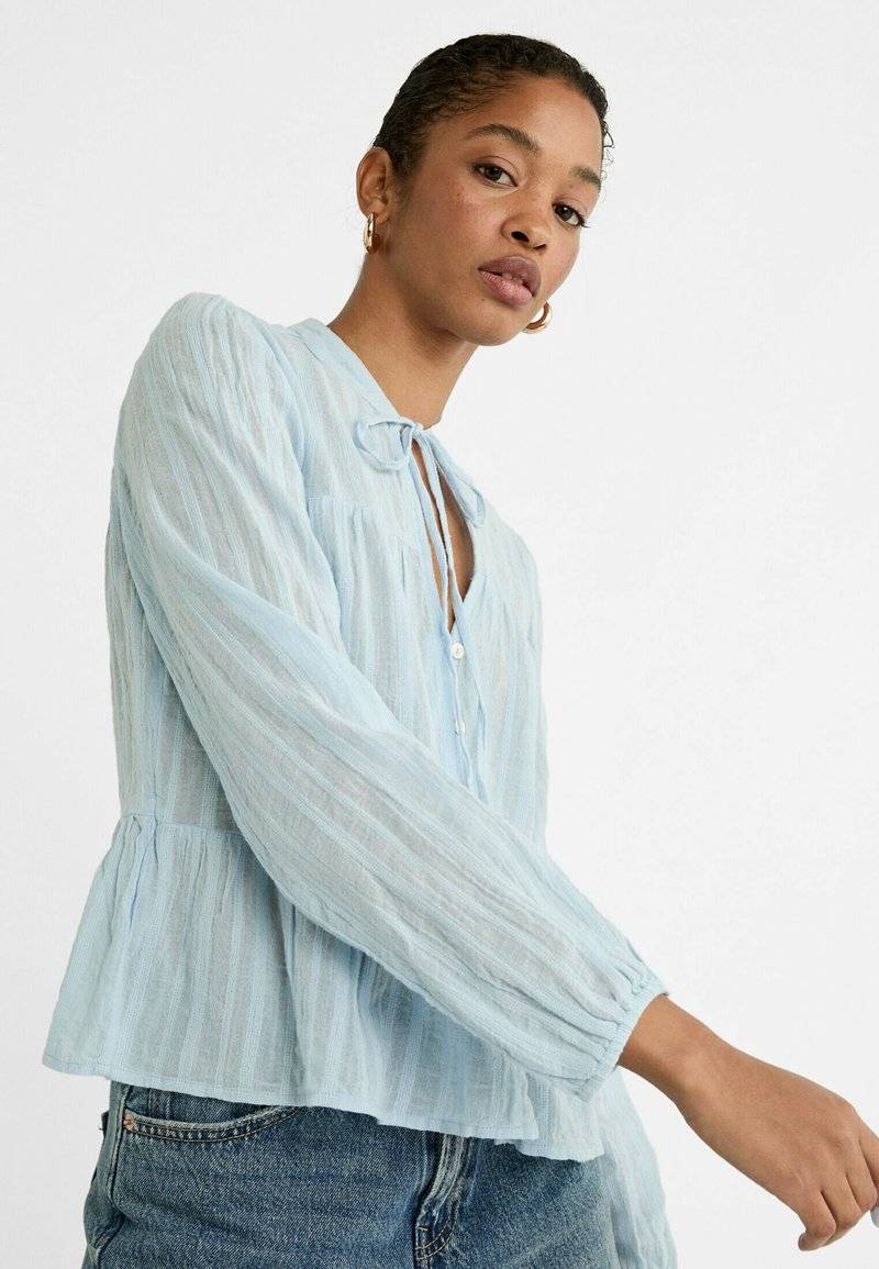 Stradivarius Stradivarius FLOWING BOHO - Blouse - light blue Vatertagsangebot